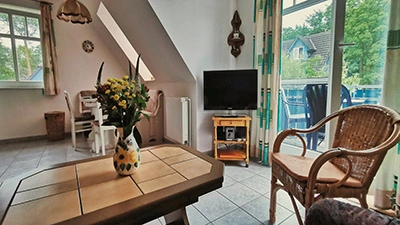 Blick auf TV und auf sonnigen Balkon Blick auf TV und auf sonnigen Balkon