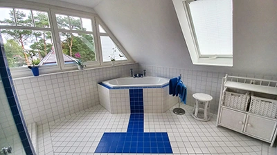 großes und helles Bad mit Wanne großes und helles Bad mit Wanne