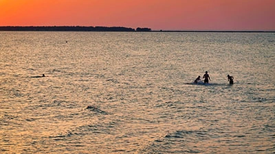 Badespaß im flach abfallenden Strand Badespaß im flach abfallenden Strand